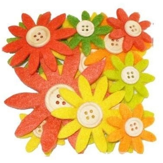 12x stuks gekleurde hobby bloemen geel-oranje-groen van vilt met houten knoop