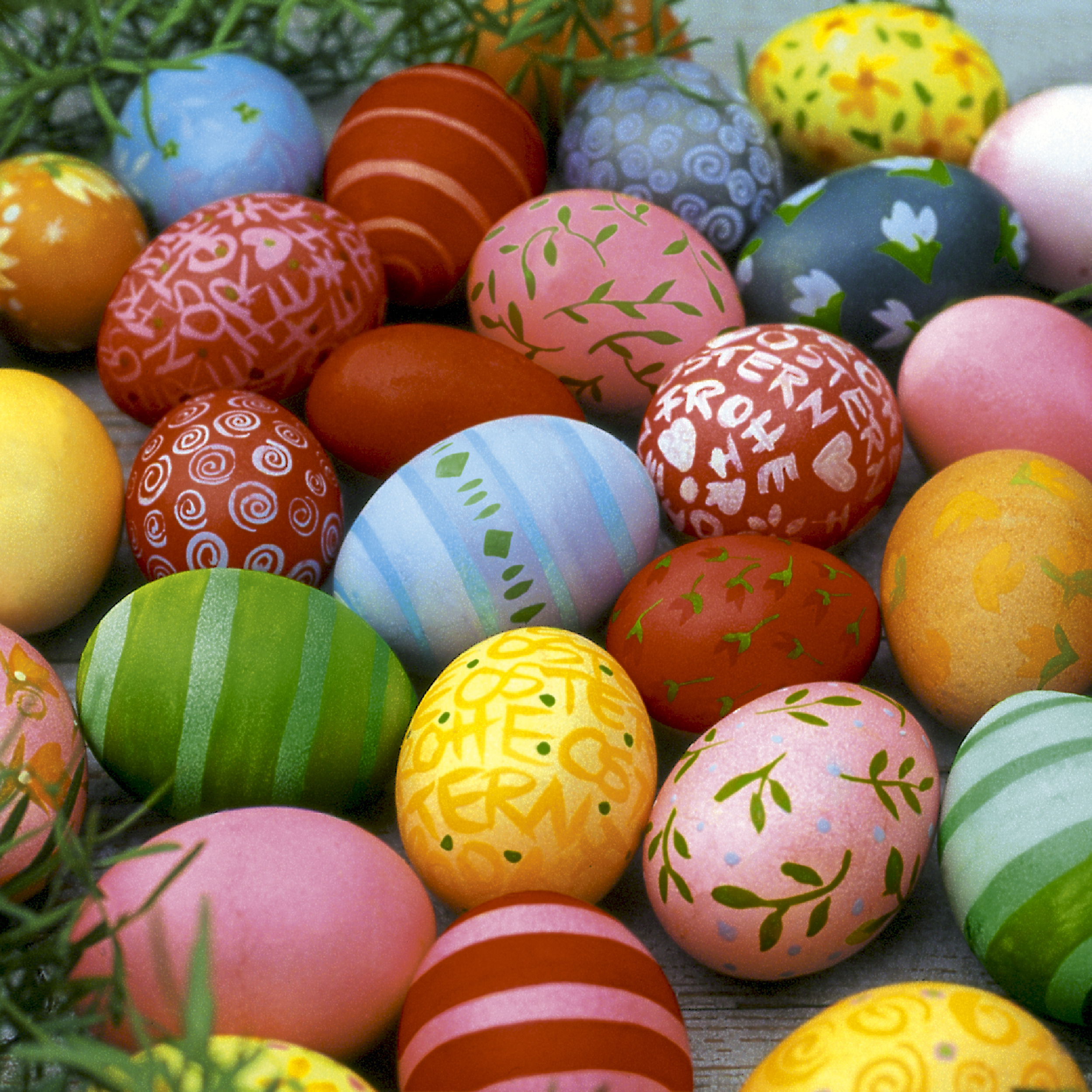 20x Servetten Pasen thema gekleurde eieren 33 x 33 cm