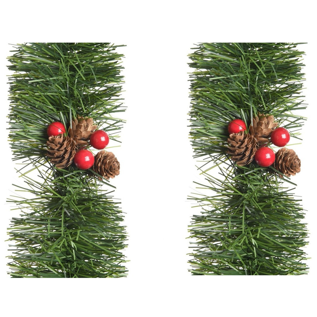 2x stuks kerstdecoratie dennen guirlandes-slingers met besjes en dennenappels 270 cm