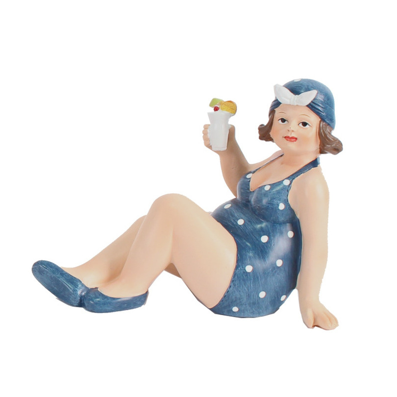 Home decoratie beeldje dikke dame zittend donkerblauw badpak 17 cm
