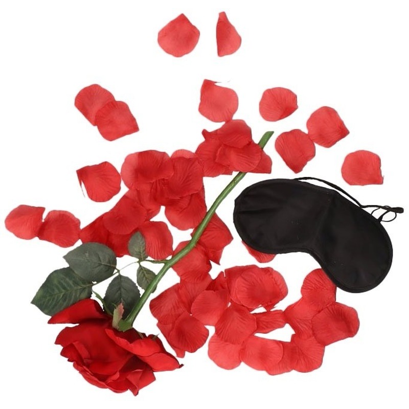 Valentijn verassings cadeau roos-rozenblaadjes-oogmasker