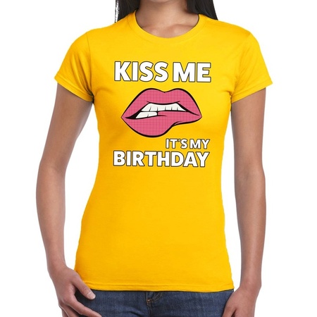 Kiss me it is my birthday geel fun-t shirt voor dames